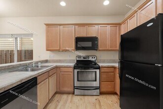9205 N Macrum Ave in Portland, OR - Foto de edificio - Building Photo