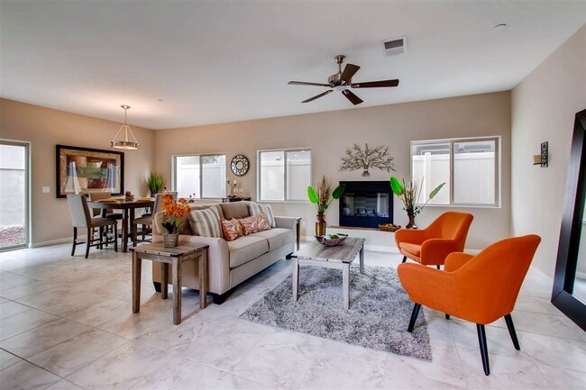 8957 N Magnolia Ave in Santee, CA - Foto de edificio - Building Photo