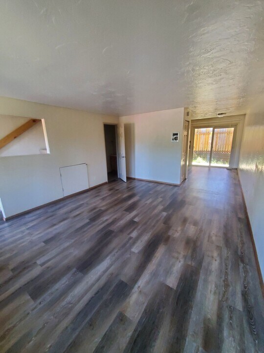 24892 Hunter Ave in Veneta, OR - Building Photo