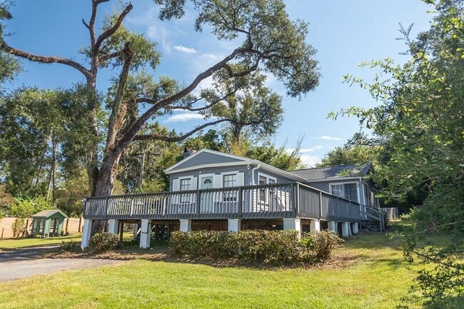 property at 1813 Old Fort Dr