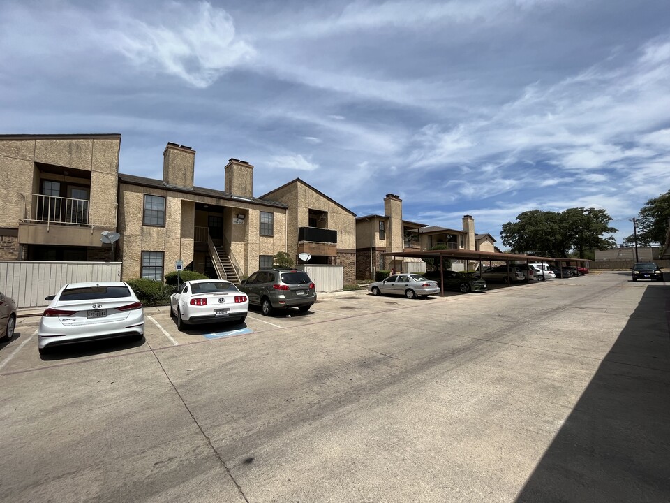 415 Crest Line Dr in Arlington, TX - Building Photo