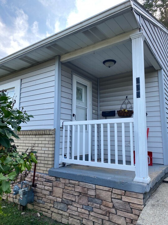325 Foster Rd in North Versailles, PA - Building Photo