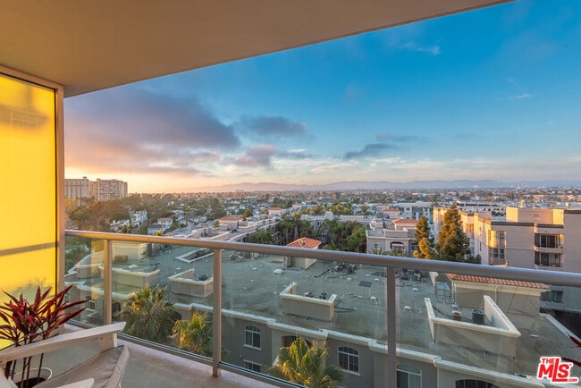 13700 Marina Pointe Dr in Marina Del Rey, CA - Building Photo - Building Photo