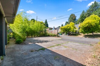 8206 SW Terwilliger Blvd in Portland, OR - Building Photo - Building Photo