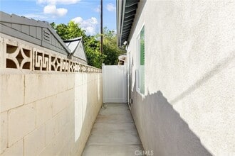 7046 White Oak Ave in Los Angeles, CA - Building Photo - Building Photo