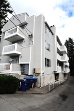 13744 Midvale Ave N in Seattle, WA - Foto de edificio - Building Photo