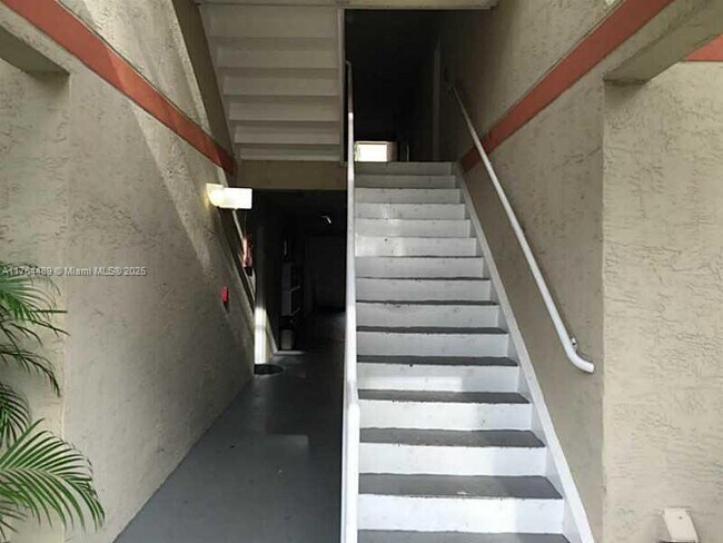 18850 NW 57th Ave, Unit 308 in Hialeah, FL - Building Photo - Building Photo