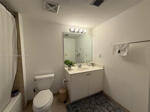 111 E Flagler St, Unit 707 in Miami, FL - Foto de edificio - Building Photo