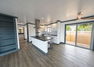 Sea Cliff Apartments in Santa Barbara, CA - Foto de edificio - Building Photo