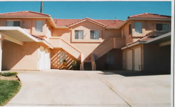 460 Westminster Pl in Hemet, CA - Foto de edificio