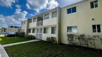695 SW 11th St in Miami, FL - Building Photo