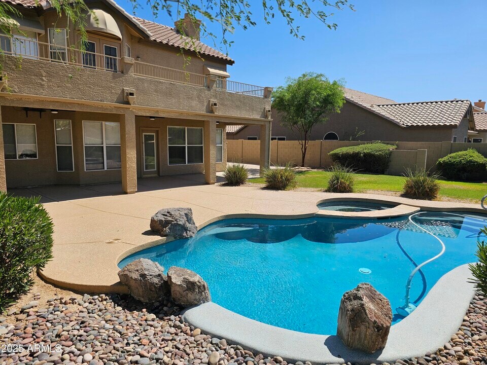 2037 E Indigo Brush Rd in Phoenix, AZ - Building Photo