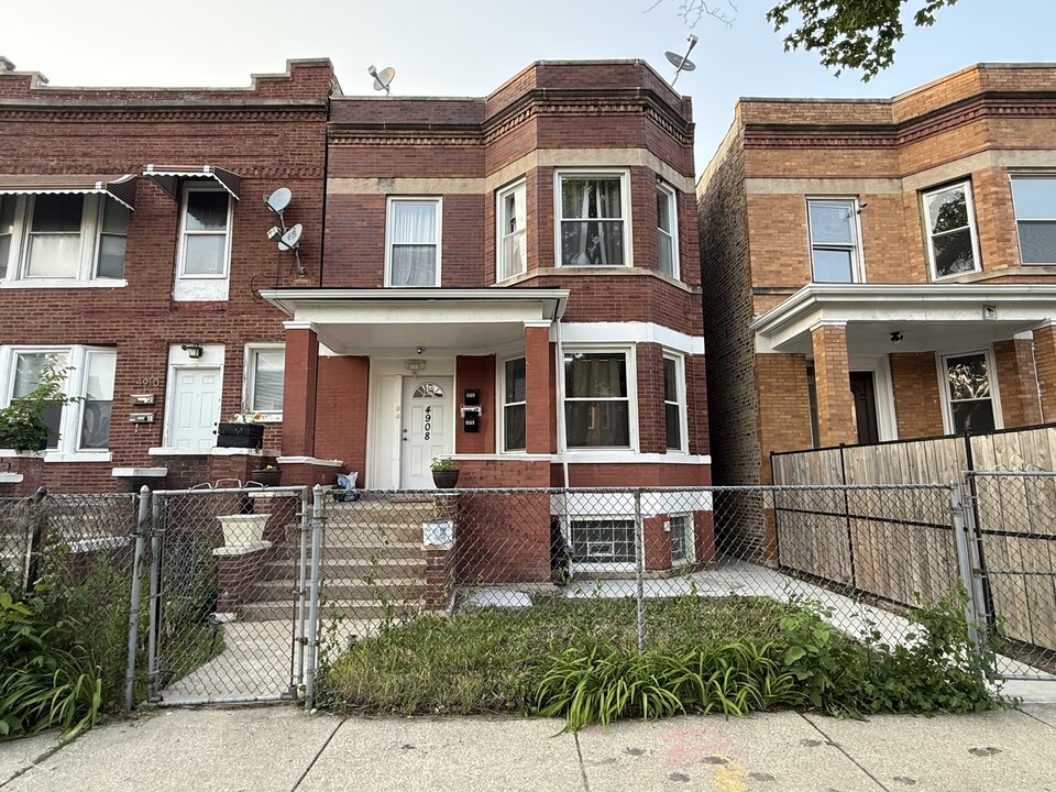 4908 W Erie St in Chicago, IL - Building Photo