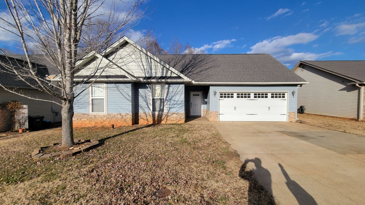 147 Midwood Rd in Travelers Rest, SC - Building Photo