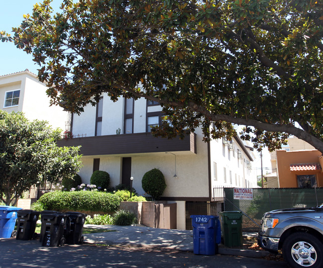 1742 Stoner Ave in Los Angeles, CA - Foto de edificio - Building Photo