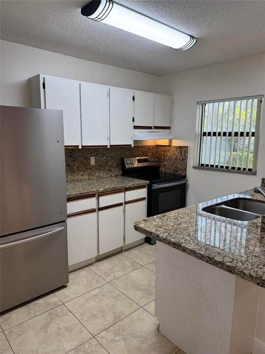 11400 NW 45th St in Coral Springs, FL - Foto de edificio