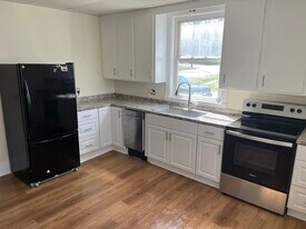 8 Jordan St, Unit 8A in Berwick, ME - Building Photo