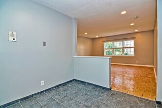 35 Lake Shore Ct, Unit 2-2 in Boston, MA - Building Photo - Building Photo