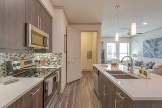 2301 Chenevert St in Houston, TX - Building Photo - Building Photo