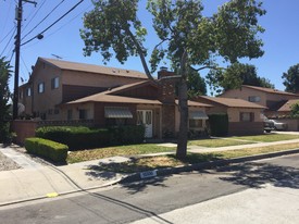 15330 Woodruff Pl in Bellflower, CA - Foto de edificio - Building Photo