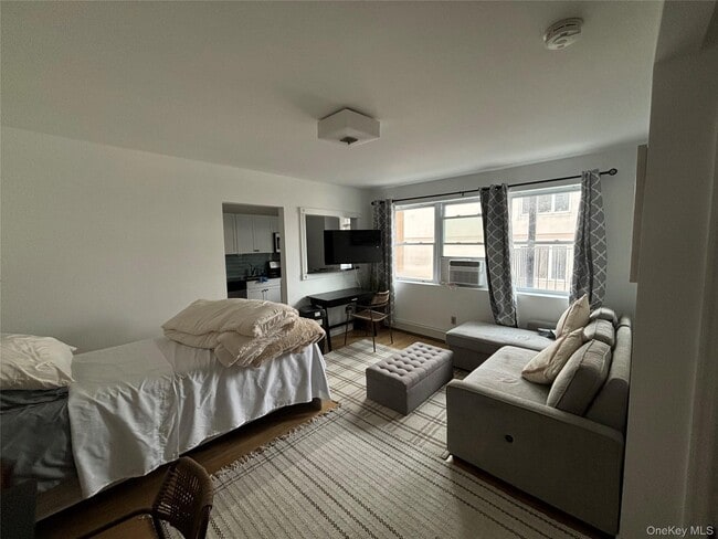 251-255 W Broadway in Long Beach, NY - Building Photo - Building Photo