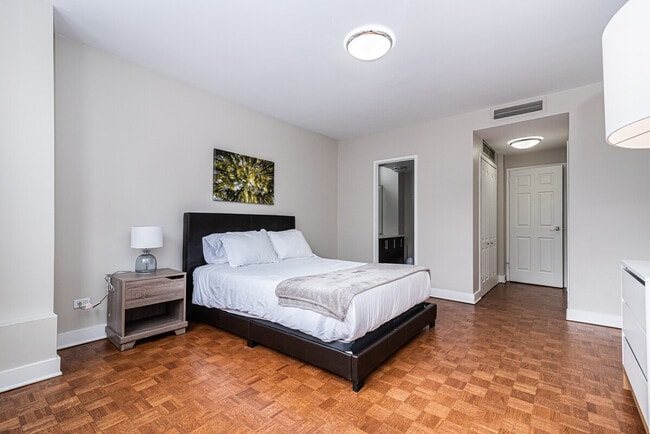 1272 Rue Redpath-Crescent in Montréal, QC - Building Photo - Building Photo