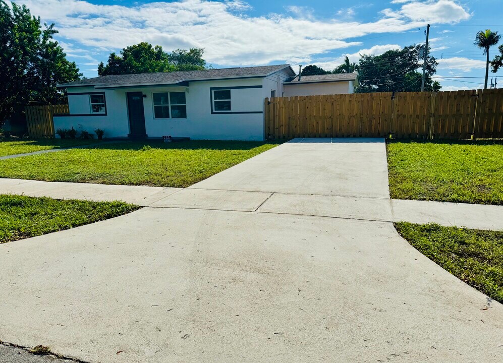 2021 NW 62nd Terrace in Sunrise, FL - Building Photo