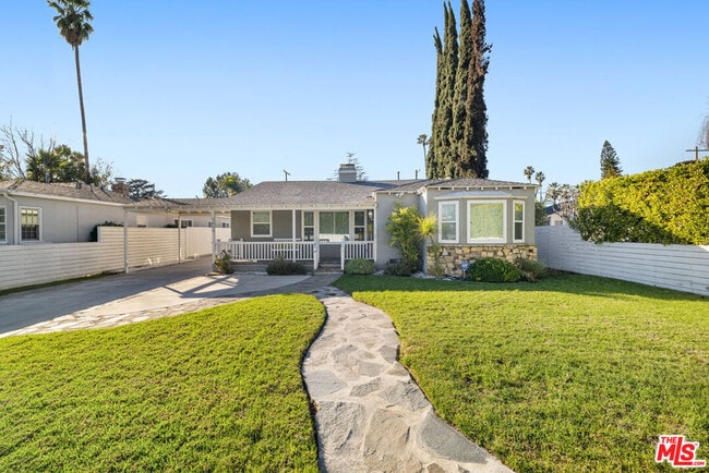 5439 Carpenter Ave in Los Angeles, CA - Building Photo - Building Photo