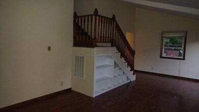 307 E Cherry St, Unit 307 in Watseka, IL - Foto de edificio - Building Photo