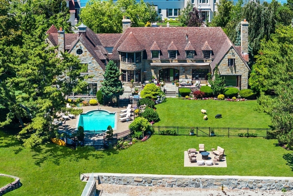 2 Lincoln House Point in Swampscott, MA - Building Photo