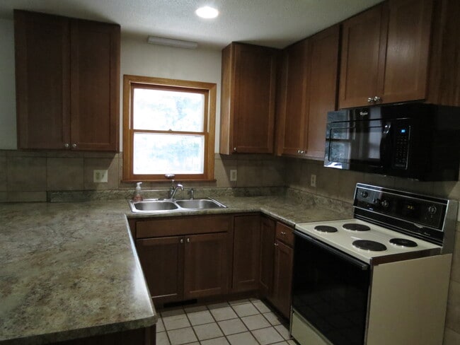 725 W 19th St in Cedar Falls, IA - Building Photo - Building Photo