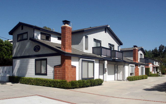 2680 Santa Ana Ave in Costa Mesa, CA - Foto de edificio - Building Photo