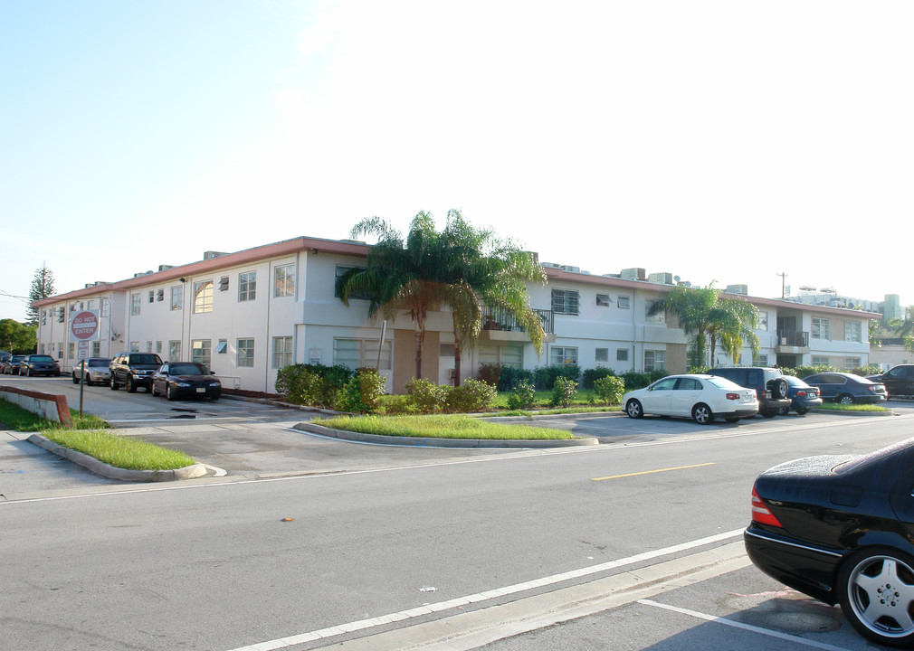 Imperial Gardens in North Miami Beach, FL - Foto de edificio