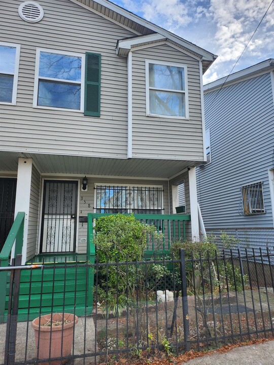 358-360-360 Halladay St in Jersey City, NJ - Building Photo