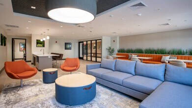 20 Watertown St, Unit 111 in Watertown, MA - Foto de edificio - Building Photo