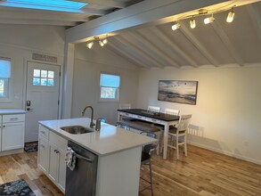 6 Courtland Dr in Narragansett, RI - Foto de edificio - Building Photo