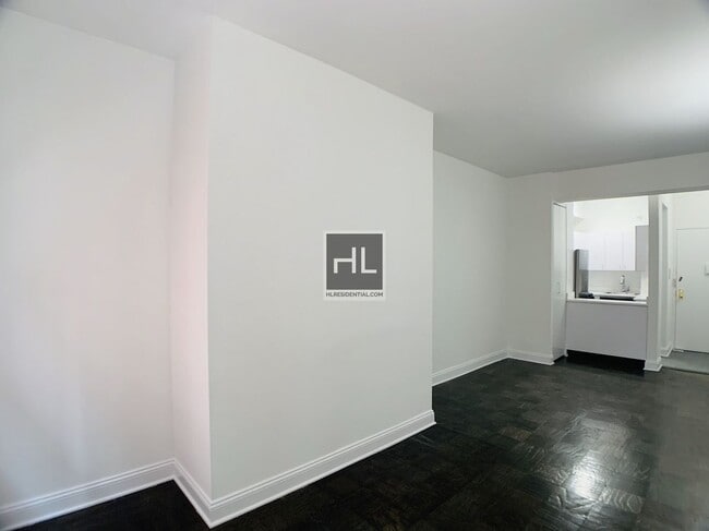 235 W 22nd St
