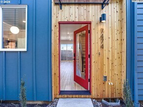 7470 N Macrum Ave in Portland, OR - Building Photo - Building Photo