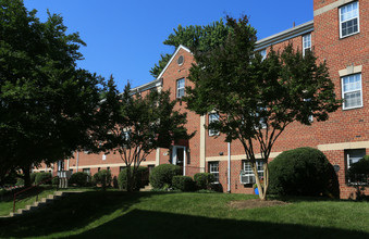 Commonwealth Crossing in Alexandria, VA - Building Photo - Building Photo