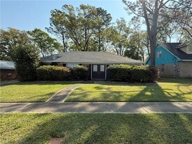 505 Newport Dr W in Mobile, AL - Building Photo