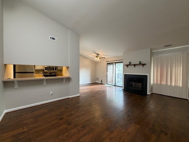 1111 Castle Harbour Way, Unit 3B in Glen Burnie, MD - Foto de edificio - Building Photo