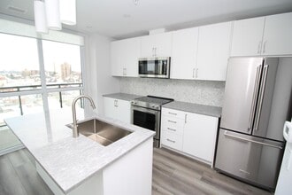 60-1160 Charles St W in Kitchener, ON - Building Photo - Building Photo