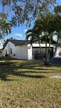 2449 NW 123rd Ave in Coral Springs, FL - Foto de edificio - Building Photo