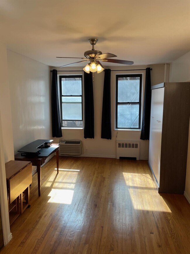 223 E 78th St in New York, NY - Building Photo - Building Photo
