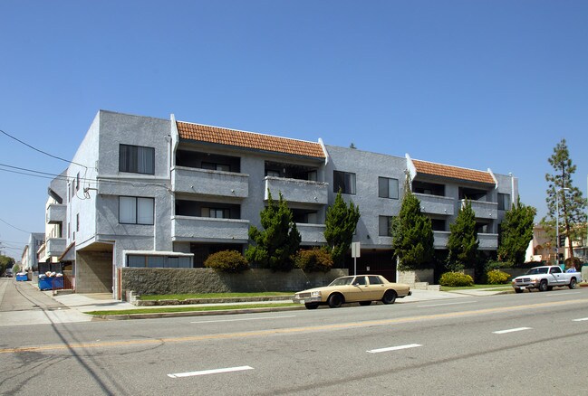 17302 Chatsworth St in Granada Hills, CA - Building Photo - Building Photo