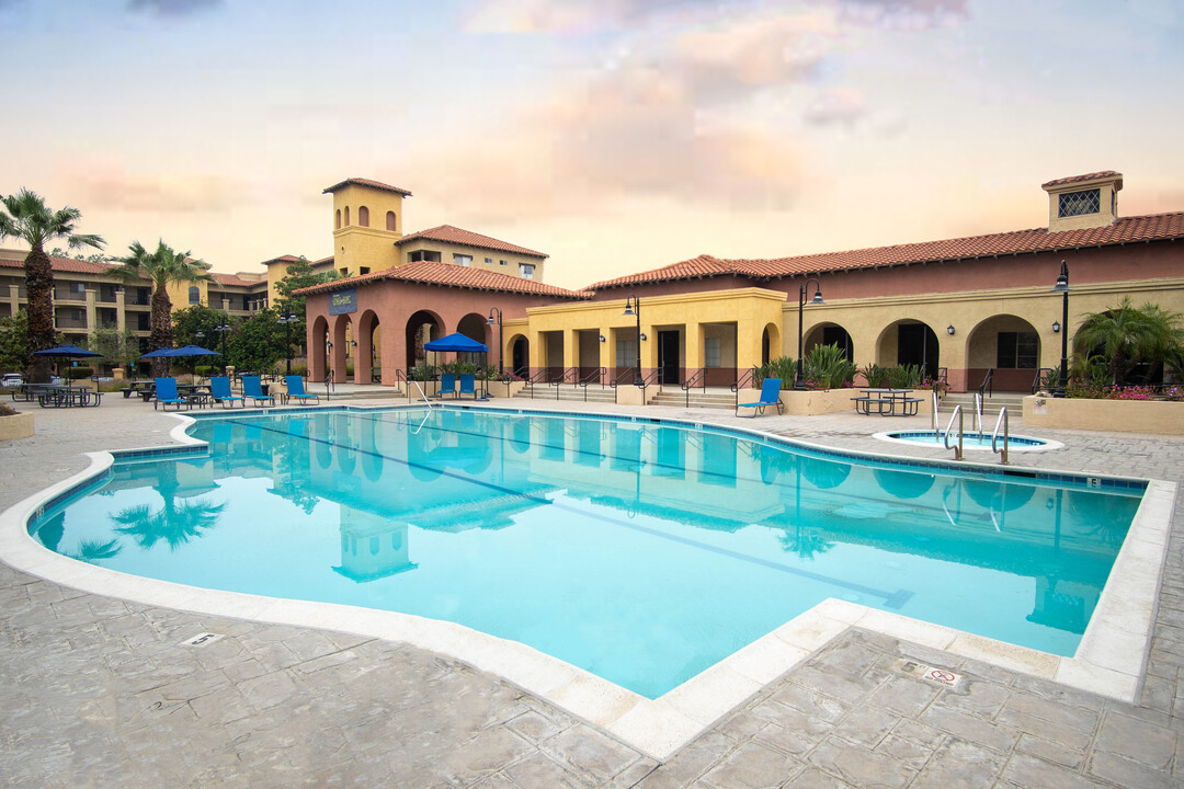 GrandMarc at University Village in Riverside, CA - Foto de edificio