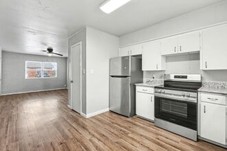 704 W Oak St in Rogers, AR - Building Photo - Building Photo