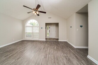 11111 Meadow Chase Ct in Louisville, KY - Foto de edificio - Building Photo