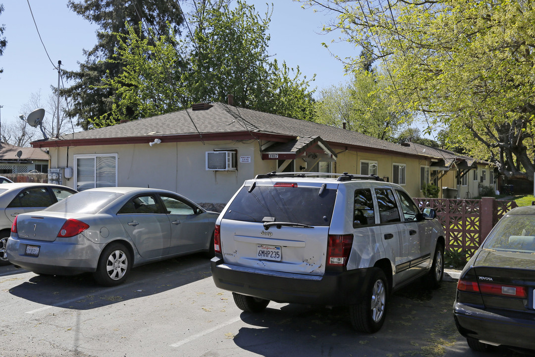 3107 Crandall Ave in Sacramento, CA - Foto de edificio