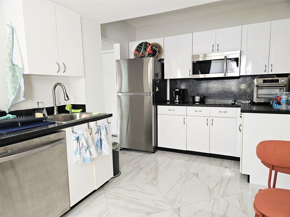 1390 Ocean Dr, Unit 502 in Miami Beach, FL - Foto de edificio
